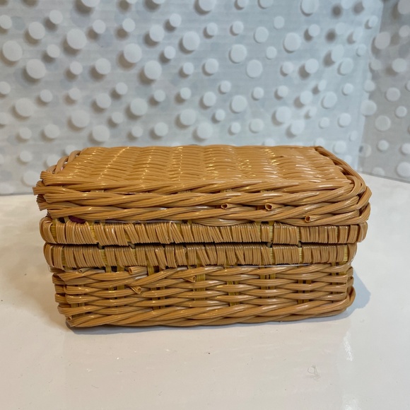 Mini 🧺 Basket with Charming Crochet Dolls - Picture 4 of 15